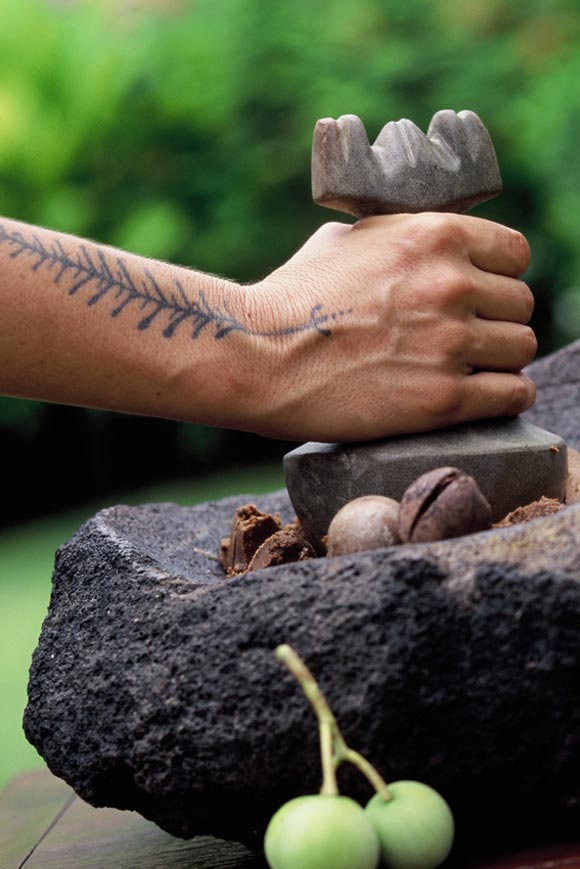 Concassage traditionnel des noix de Tamanu ©Manea Spa