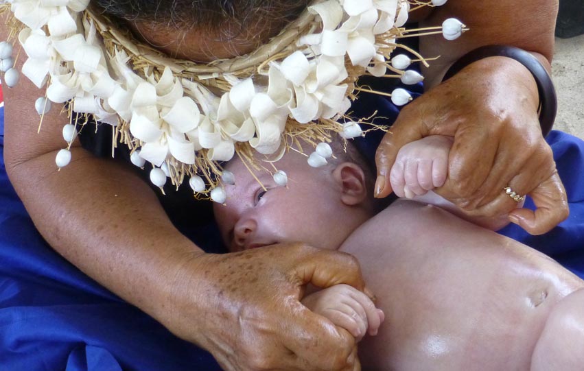 Toutes les mamans polynésiennes utilisent le Monoï de Tahiti pour masser les bébés.