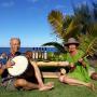 David Moux, le créateur de Tamure Rhum pose avec son épouse dans un décor typiquement polynésien.