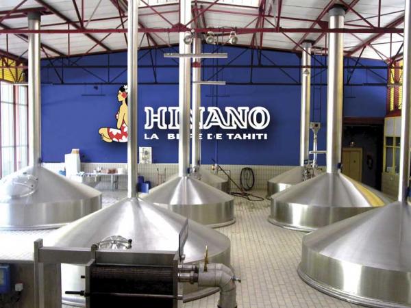 La Bière Hinano est fabriquée à Tahiti pour le maeché polynésien, dans la vallée de la Punaruu à Punaauia, sur l'un des site de production les plus modernes du Pacifique Sud.