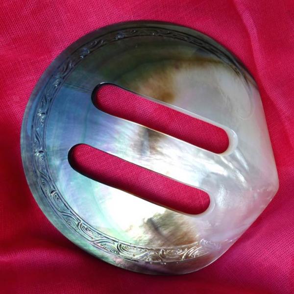 Boucle de pareo Prokop gravée et polie aux reflets irisés d'un diamètre de 10 à 12 cm et d'un poids de 50 à 80 g.