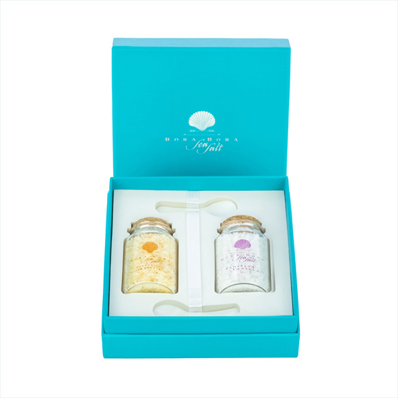 Coffret Duo Sels de Bora Bora Sea Salt : l'un est aromatisé à la Vanille de Tahiti, l'autre parfumé au Gingembre et Curcuma de Tahiti, 100% naturel.