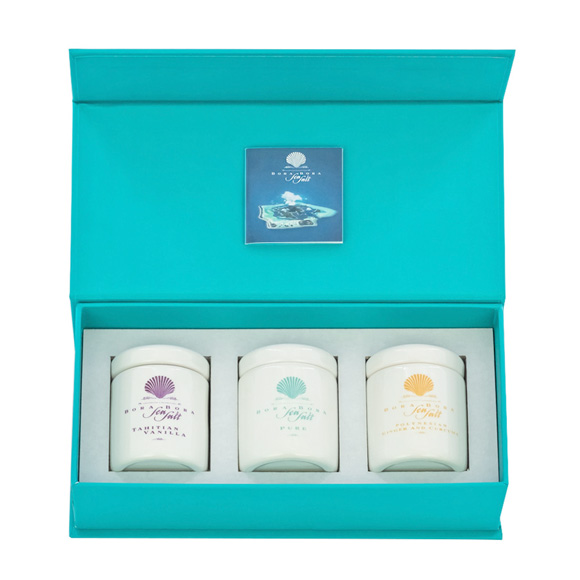 Coffret Trio de Sels de Bora Bora Sea Salt : l'un est aromatisé à la Vanille de Tahiti, le second est parfumé au Gingembre et Curcuma de Tahiti, et enfin le dernier contient des copeaux d'amandes de Noix de Coco 100% naturel.