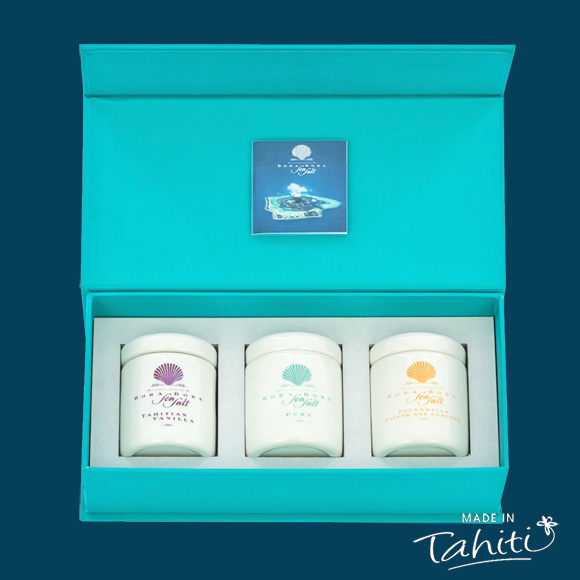 Coffret Trio de Sels de Bora Bora Sea Salt : l'un est aromatisé à la Vanille de Tahiti, le second est parfumé au Gingembre et Curcuma de Tahiti, et enfin le dernier contient des copeaux d'amandes de Noix de Coco 100% naturel.