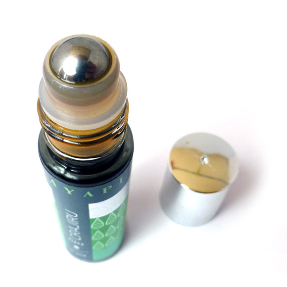 Ce petit flacon de 8 ml est très économique: utilisation avec un roll-on pour soigner ses boutons. Contrairement à une huile végétale, ce produit est alcoolisé. Laissez sécher...