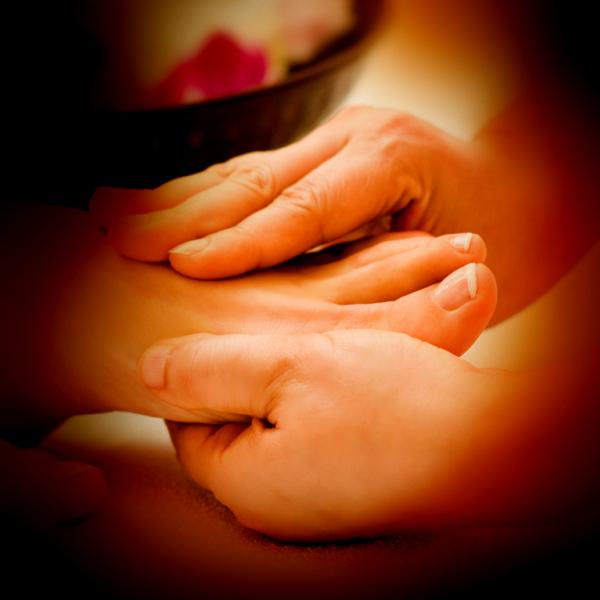 Le massage des zones les plus sensibles est très facile, à la portée de tout le monde. N'hésitez pas à inventer votre rituel personnel, et à le partager...