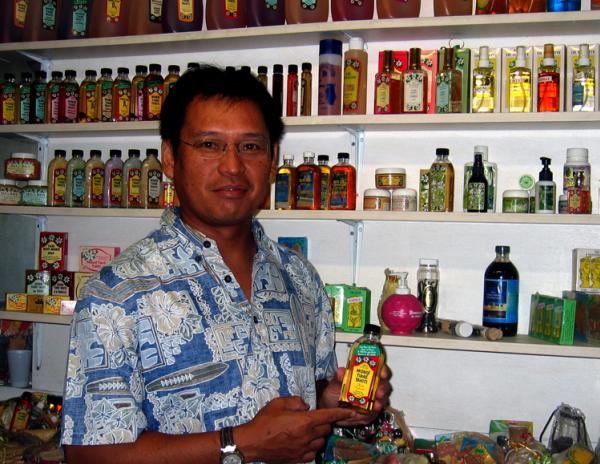 Le DG de la Parfumerie Tiki nous présente son Monoï Culte : Daniel Langy assure la continuité de l'entreprise familiale créée en 1942 et veille au quotidien sur la qualité de sa célèbre gamme Tiki Tahiti.