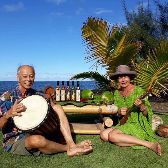 David Moux, le créateur de Tamure Rhum pose avec son épouse dans un décor typiquement polynésien.